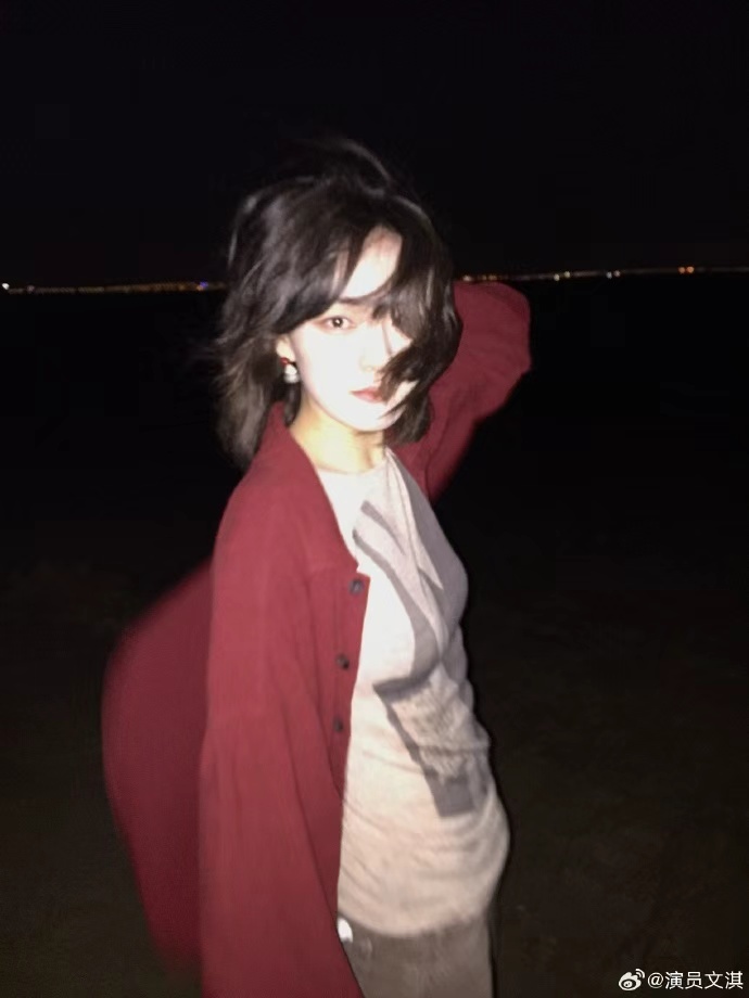 文淇海边ccd 文淇海边ccd，文淇晒海边随拍，手拿烟花随风飘动的发丝透露着满满