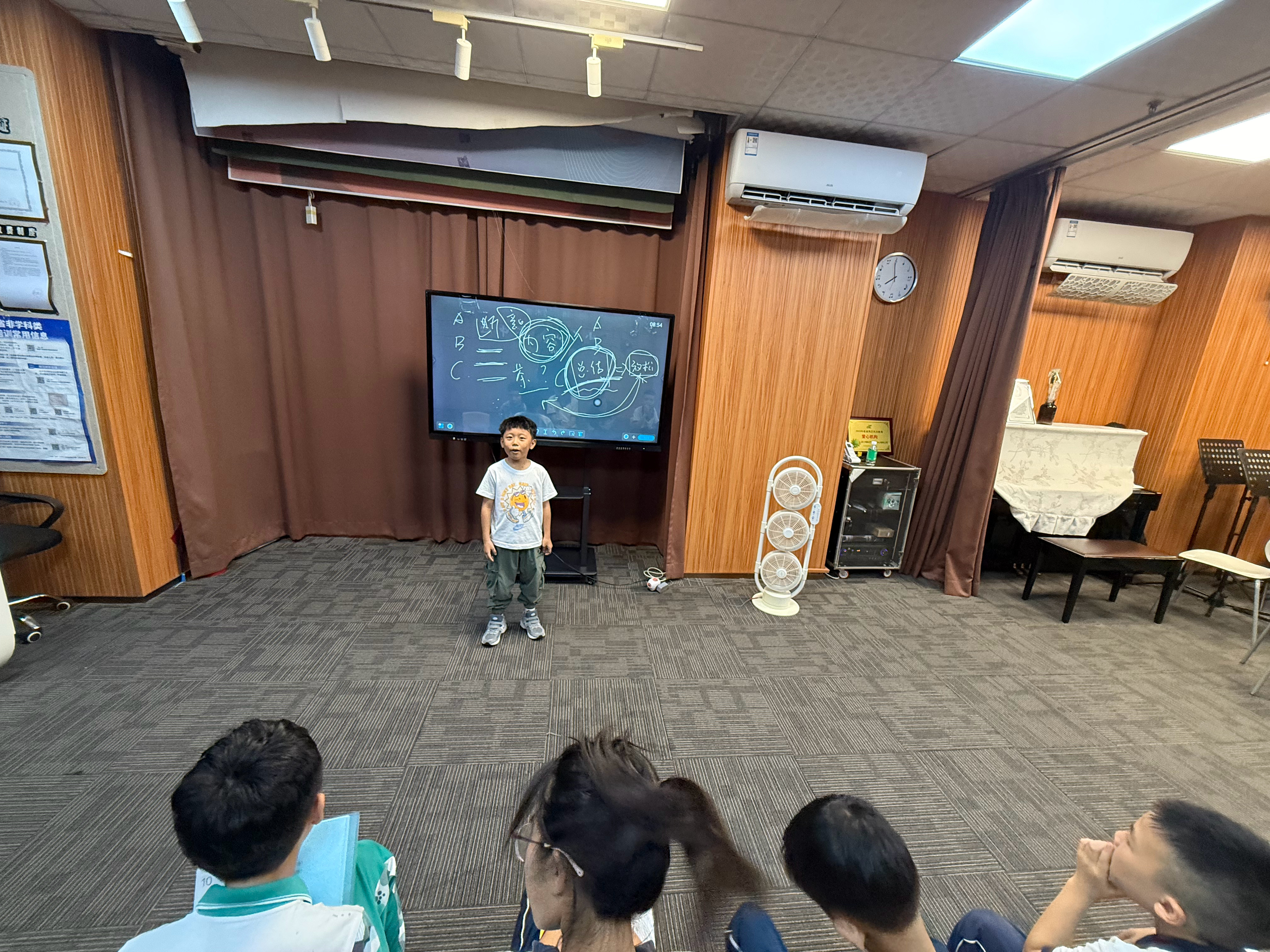 孩子们，加油，继续努力培养粤语小主持！ ​​​