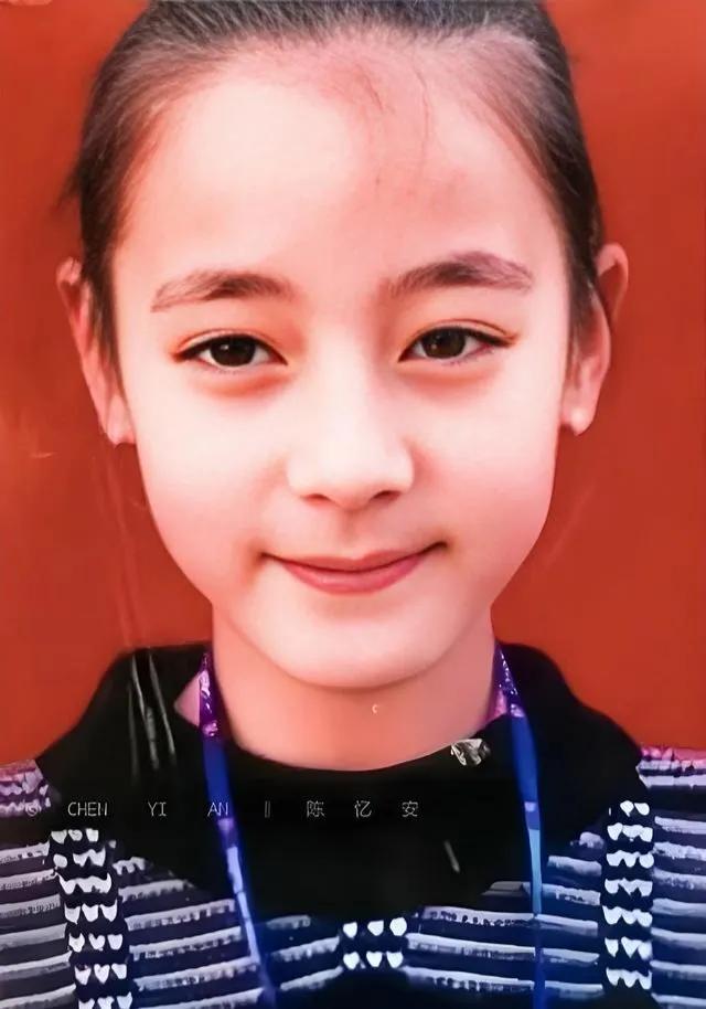 迪丽热巴小时候的照片和现在差别挺大，难道是整容了？
童年时期的热巴深邃的大眼睛、