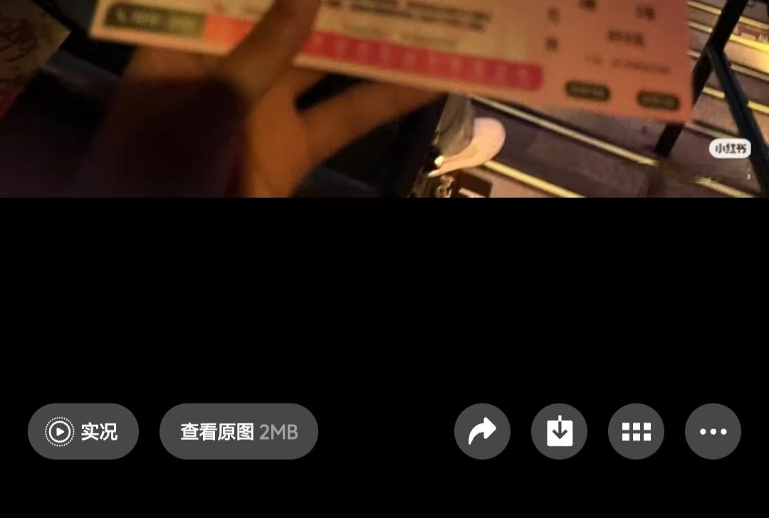 今天看到手机厂商的官微发，最新系统支持微信聊天发live图，而且安排了很多博主传