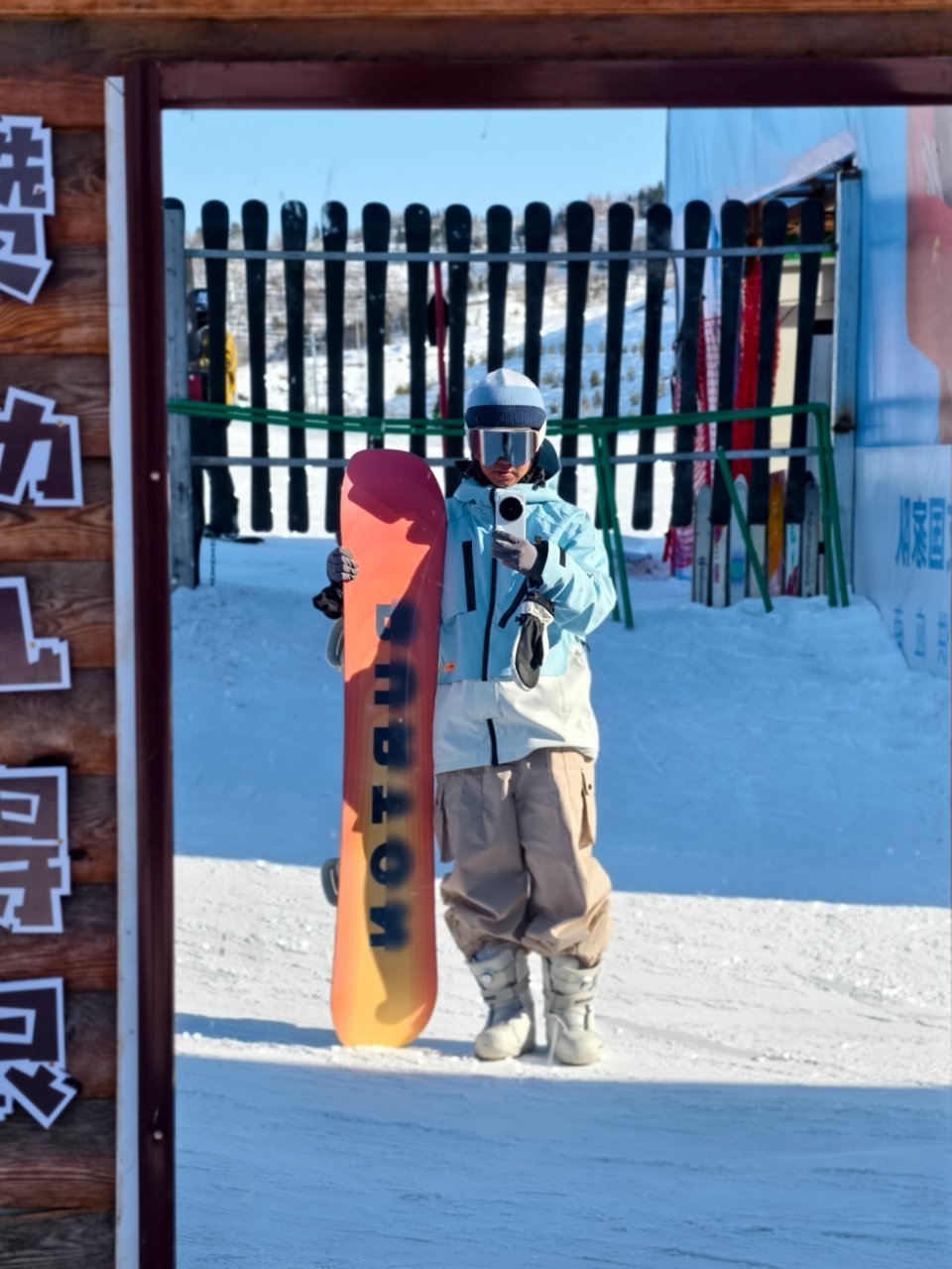 新疆滑雪挺神奇的…就是缆车上一位大哥突然和我聊天，他说自己是本地人，滑了十几年雪