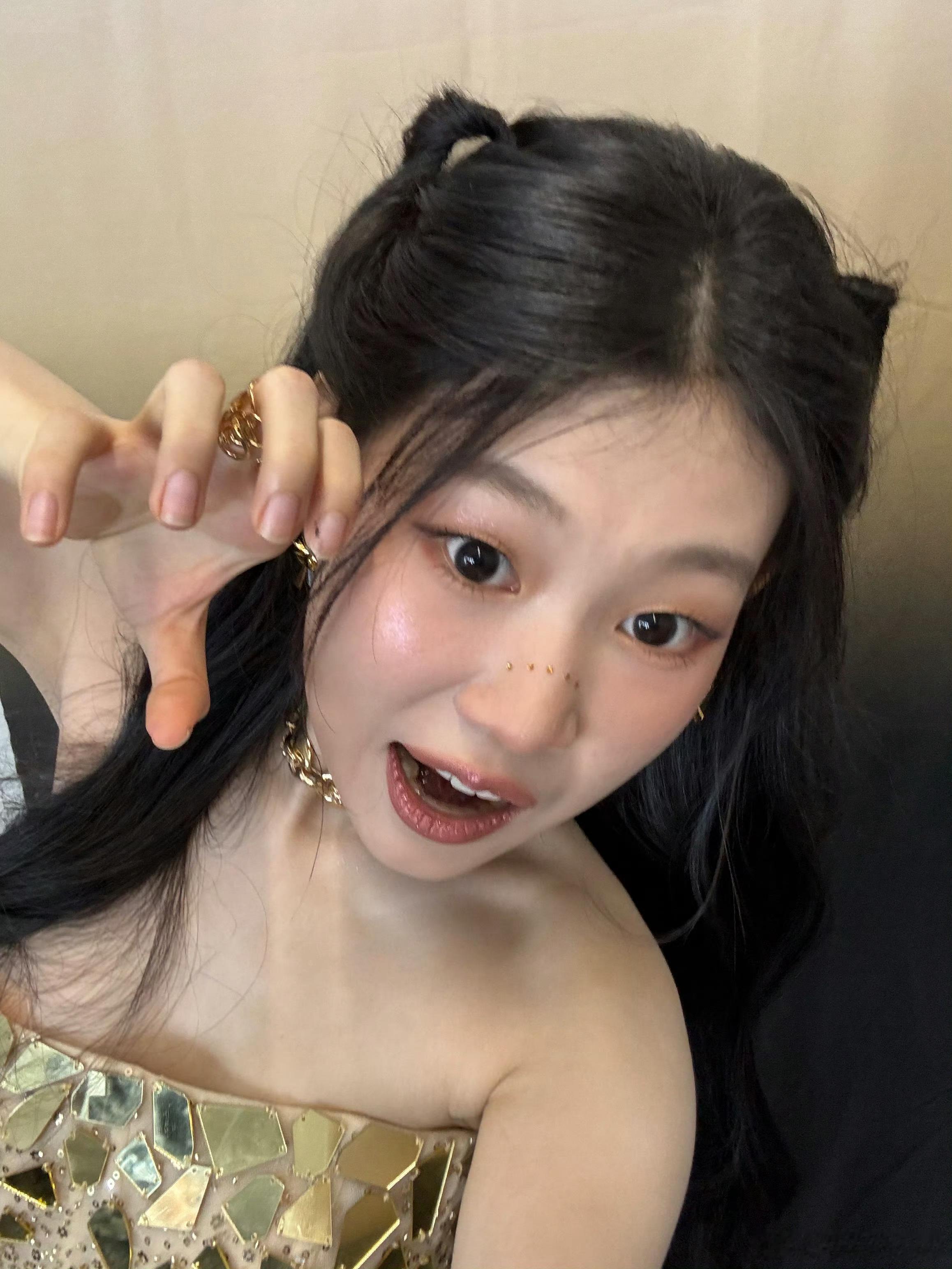 沈佳润 超爱单依纯姐姐两位都很优秀呀，友谊长存[抱一抱]  ​​​