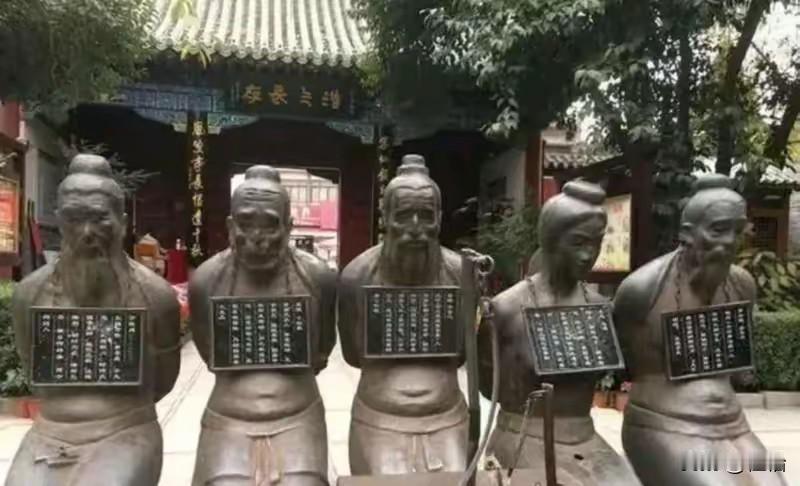 1155年，66岁的秦桧病逝。高宗赵构长吁一口怒气，拔出了靴中的匕首说：“从今以