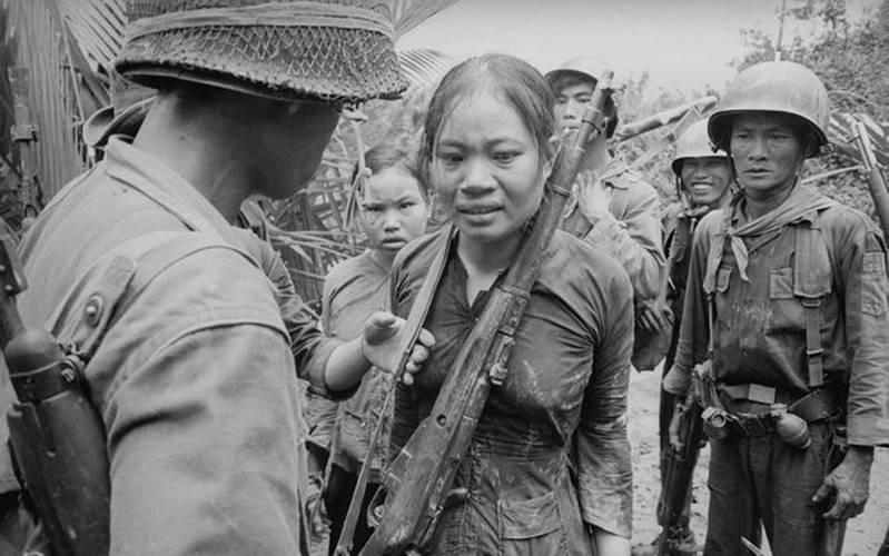 1972年，一个越南女兵的尸体静静躺在战场上，美军士兵为了炫耀，不仅扒掉她的裤子