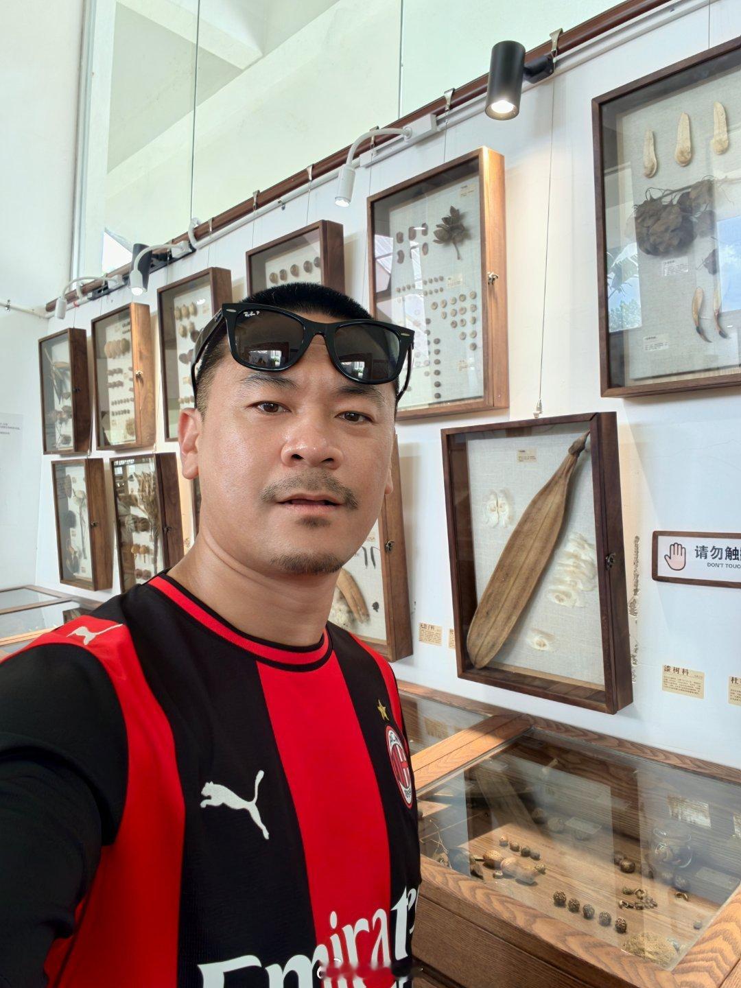 今天ootd。温度不算高，但是湿度依然很大，今天是休闲citywalk的一天！朕