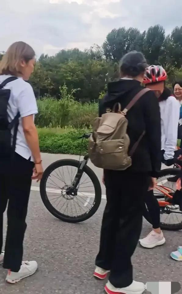 好朴实，好低调，接地气的一家人，出门在外没有保镖跟随……