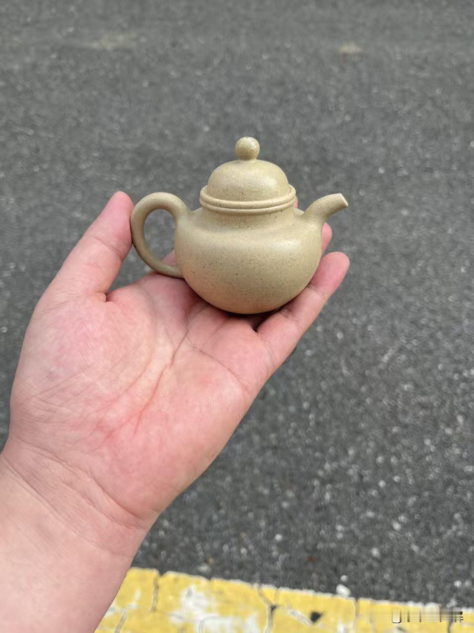 这样的本绿小掇球壶可爱吗看看这泥料，有没有心动的感觉是不是和心中想的本绿料是不是