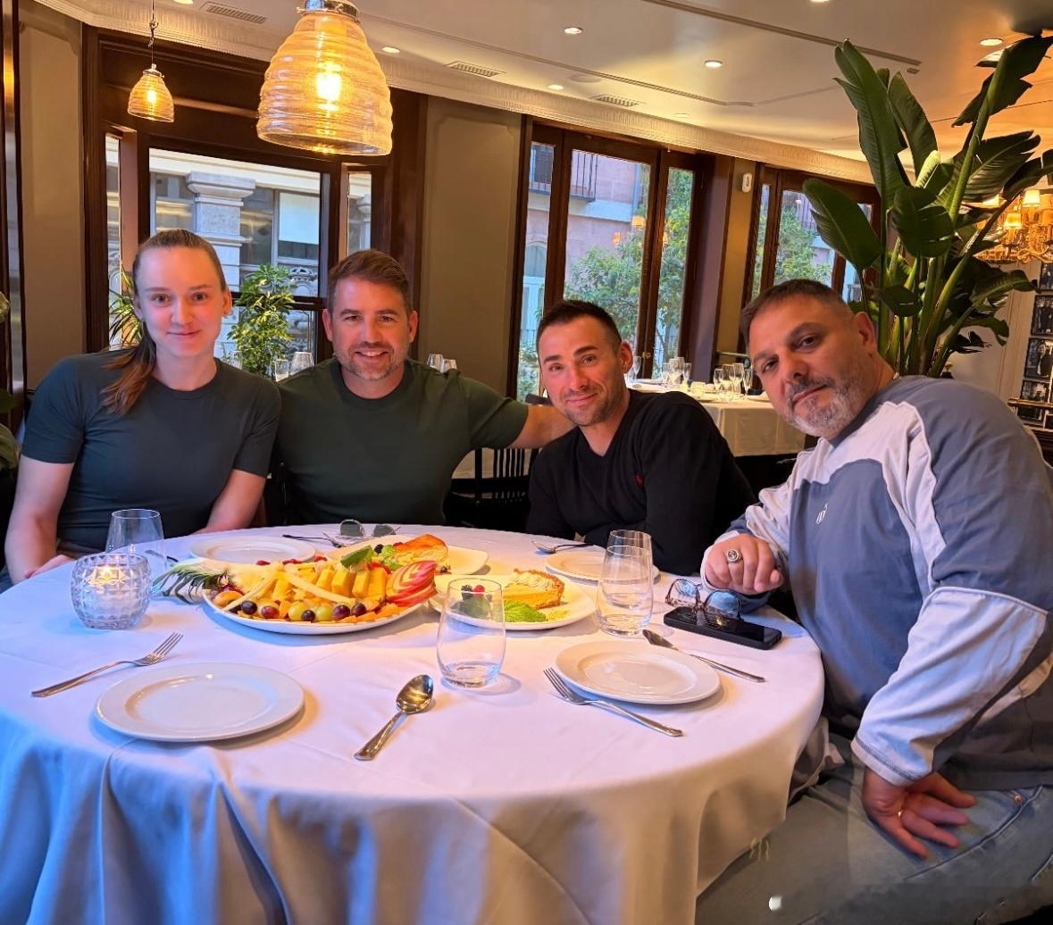 莱巴金娜！在马德里的备战日和团队一起聚餐：经纪人Nick、理疗师Stefan和体