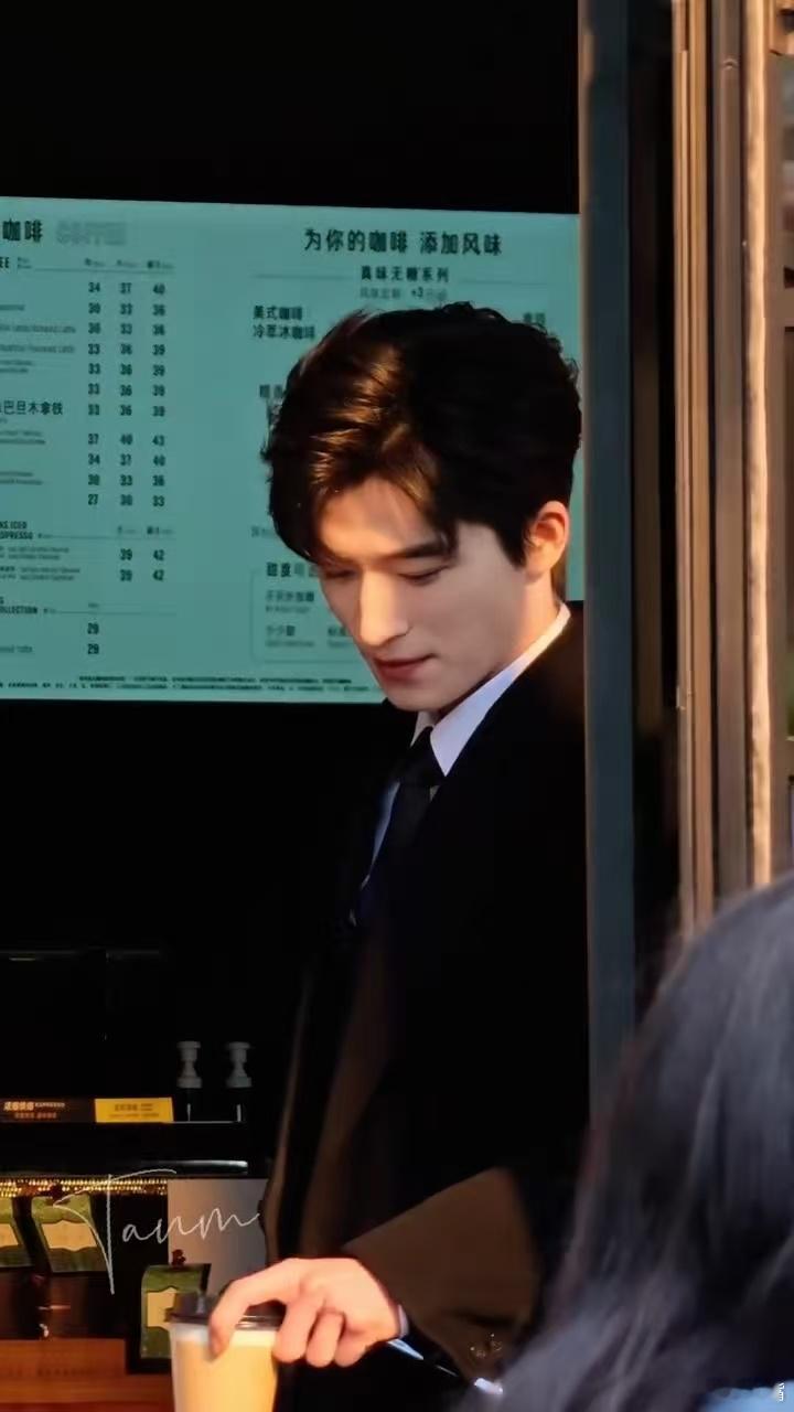 王星越最新告白路透飞行员造型适配度满分 越看越喜欢 