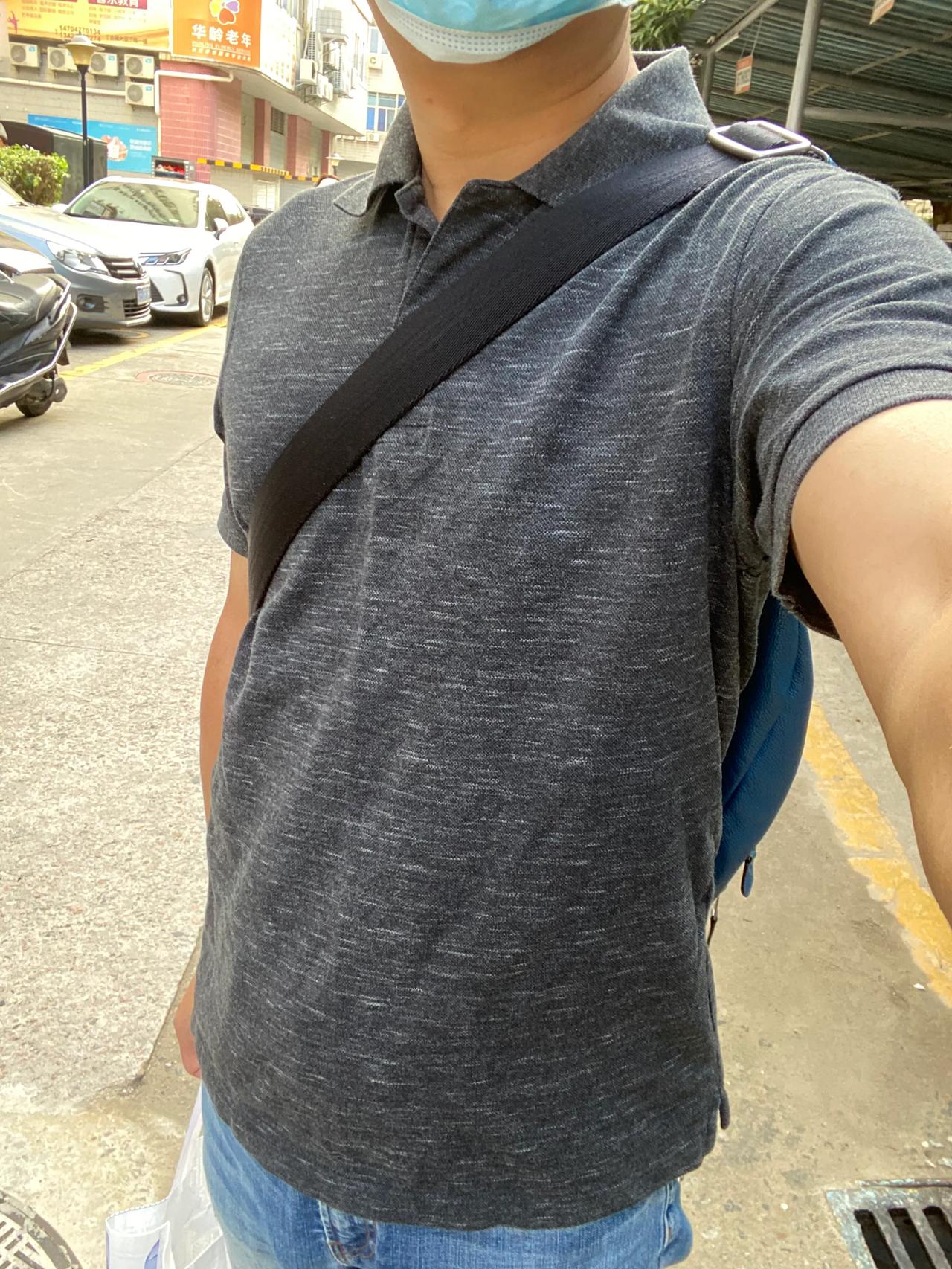 今晚要去见贵客，
淼哥从箱子深处翻出这件T恤，
就是最真诚的态度。

59块钱，