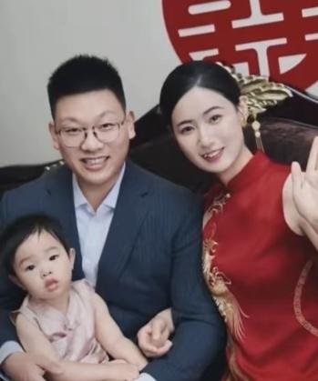 国乒莎莎御用体能教练翔哥，终于补办婚礼啦，还暖心说这是场“迟到的喜宴，也是最郑重
