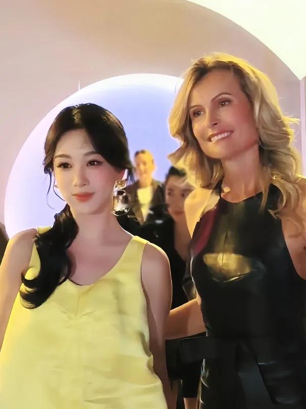 杨紫亮相巴黎时装周，她这次搭配的很漂亮，看上去特别的靓丽。她里面穿了一件黄色的绸