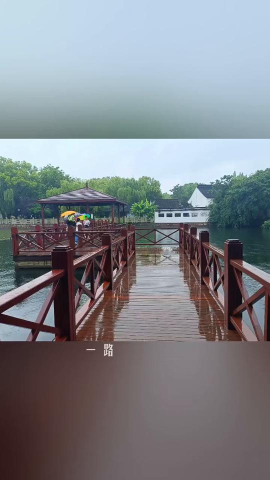 那远山呼唤我，曾千百次路过，半山腰摘几朵。那份简单离开后，就再也没见过。单程票的