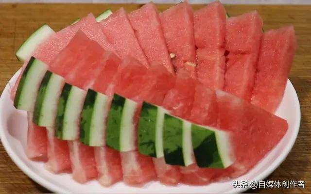 刀工跨界出圈！豆腐式切西瓜解锁夏日解压新方式
 
炎炎酷暑之下还有哪些低成本的治