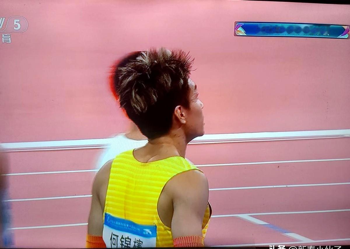 昨晚的男子100米决赛结束后，何锦櫶看了一眼成绩。
他原先给了女友刘峡君一个承诺