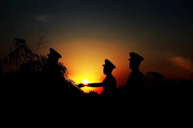 上联：马背功名成历史，如何对下联纸上功勋留佳话