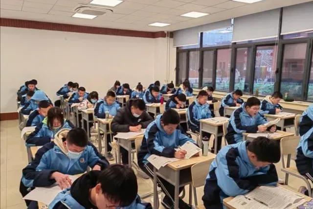 讲真，现在的高中生真的很累，孩子累，父母也跟着累！


孩子学习压力大！身心俱疲