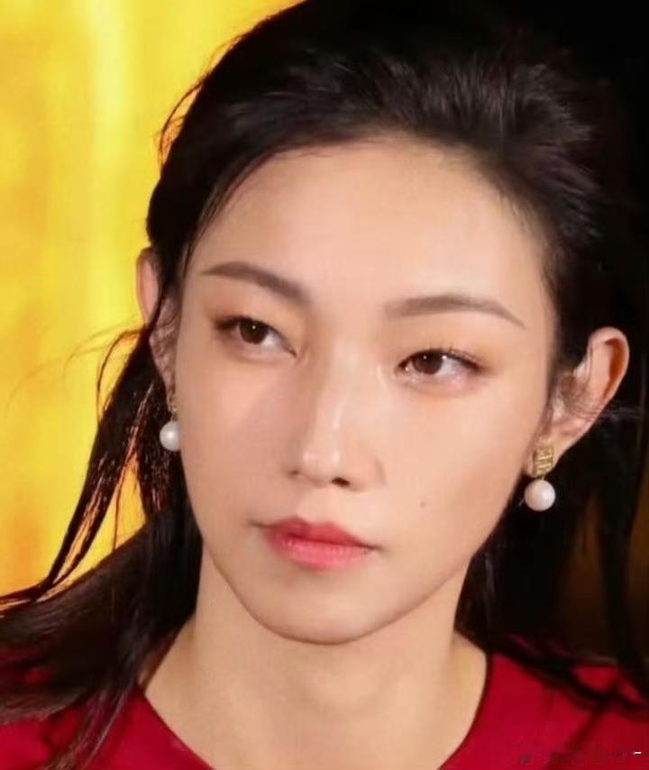 第一，2011年11月户口随父迁出内蒙古，迁到哪？此时已经22周岁了。

第二，