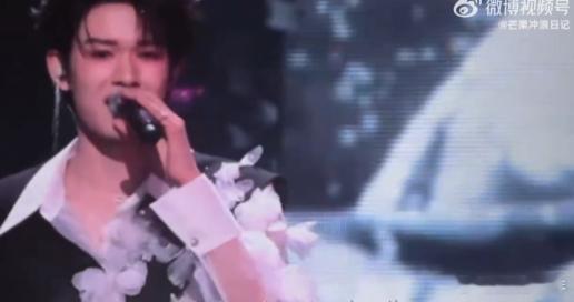 张极转音转强混转头声 听张极唱英文情歌，仿佛在听一场顶级音乐会，转音转得巧妙又丝