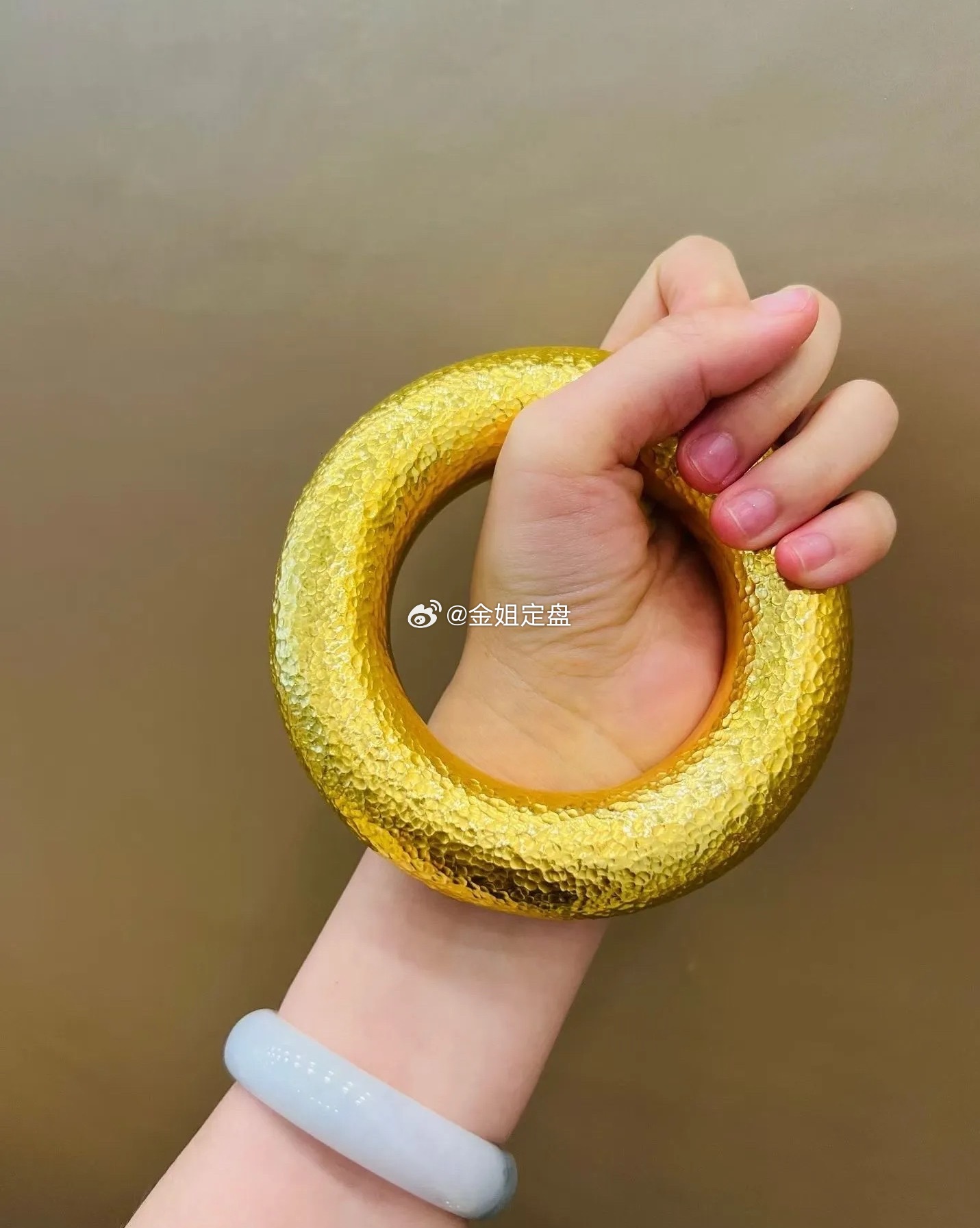 金价大跌还买涨不买跌吗周末十大热门股，哪只与你相关？京东方A：自玻璃基板题材被激