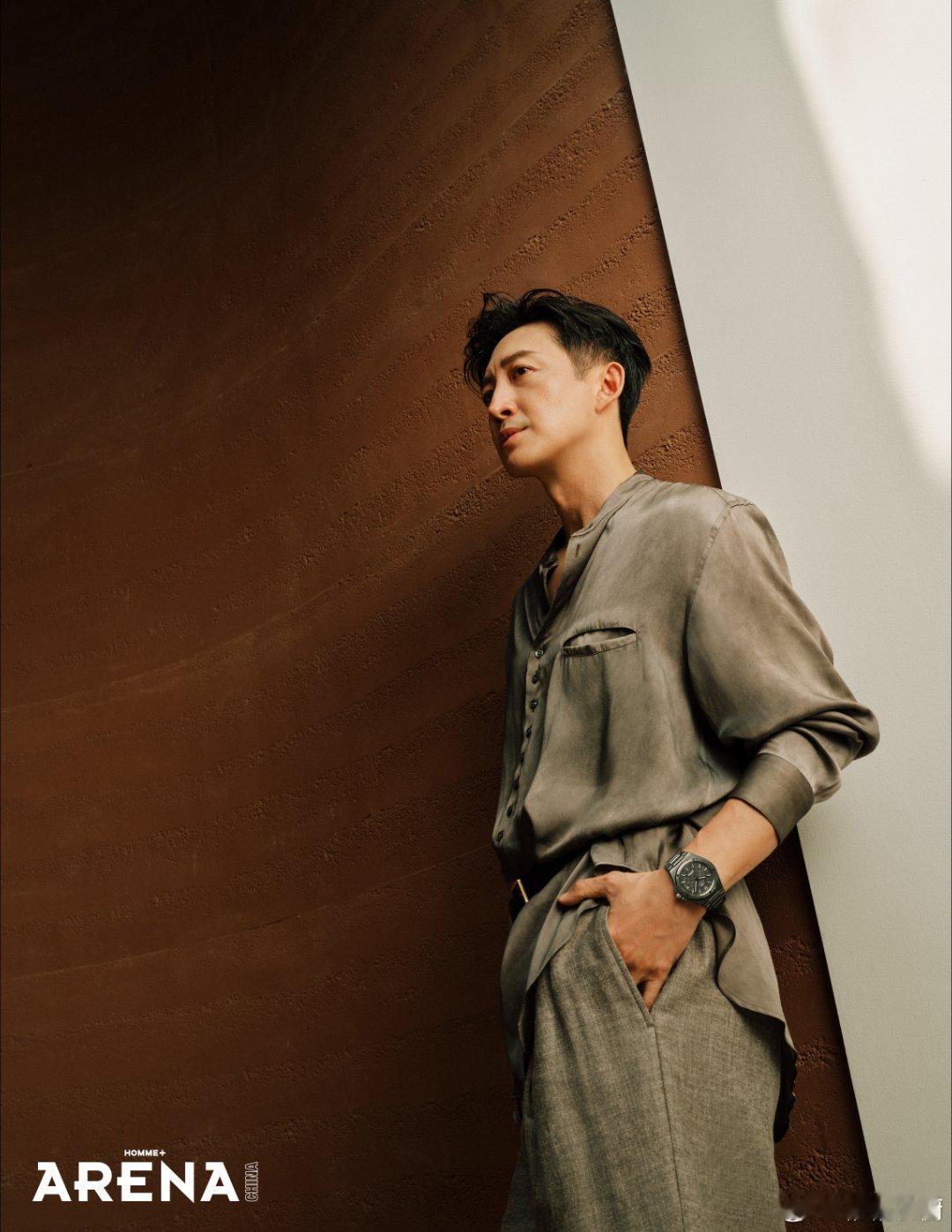 光影里的绅士风度，像陈年普洱越品越有味道。每帧都是故事，岁月沉淀的从容最动人。王