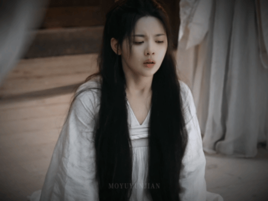 #杨超越墨雨云间再出场# 《墨雨云间》中，杨超越的姜梨形象深入人心，她不仅聪明伶
