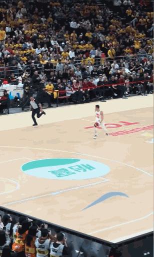 真的服了，高诗岩那个空篮不进我都看傻了！
就在昨晚山东打浙江那场，那么大的空位居