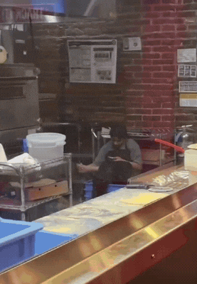 三妹究竟在看什么这么入迷？店外有人拿着手机拍她大半天她都没有发现。我想，她应该是