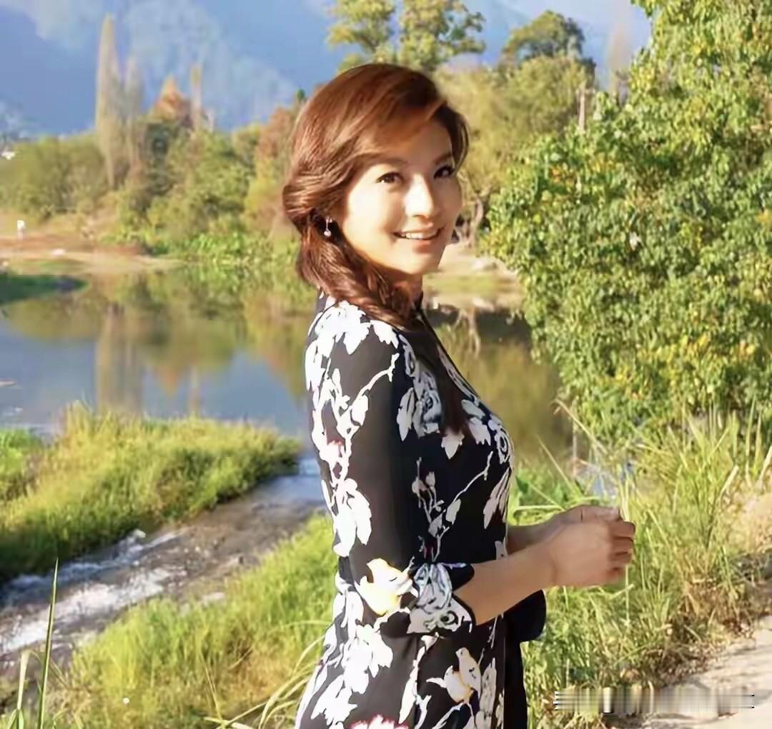 孟盛楠穿着休闲装好漂亮，颜值比董卿还要漂亮，优雅知性，骨子里散发出浓浓的女人味。