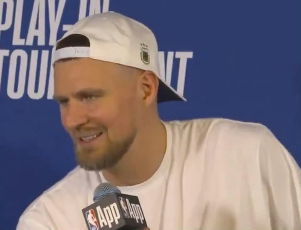 波尔津吉斯赛后原话：库里太不真实了。很庆幸现在跟他一队，以前在对面就知道，他一旦