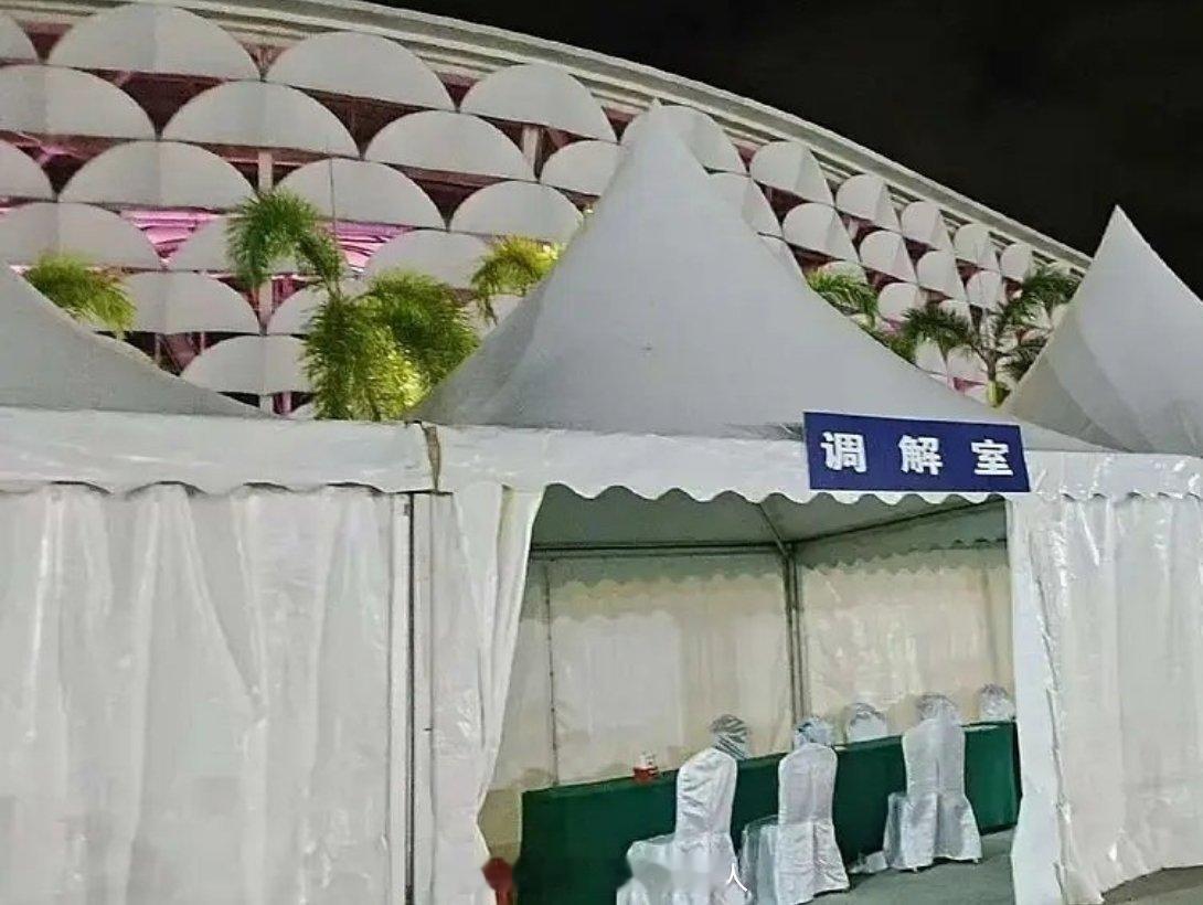 时代峰峻在新音场外搞了个调解室哈哈哈哈哈哈，我有点好奇到时候调解员会是谁 