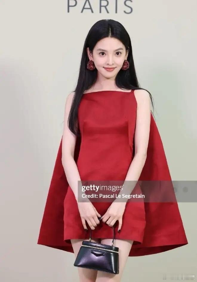 真美女果然不一样！这届时装周，章若楠和陈都灵抗住了，一个脸真抗打，一个造型明艳！