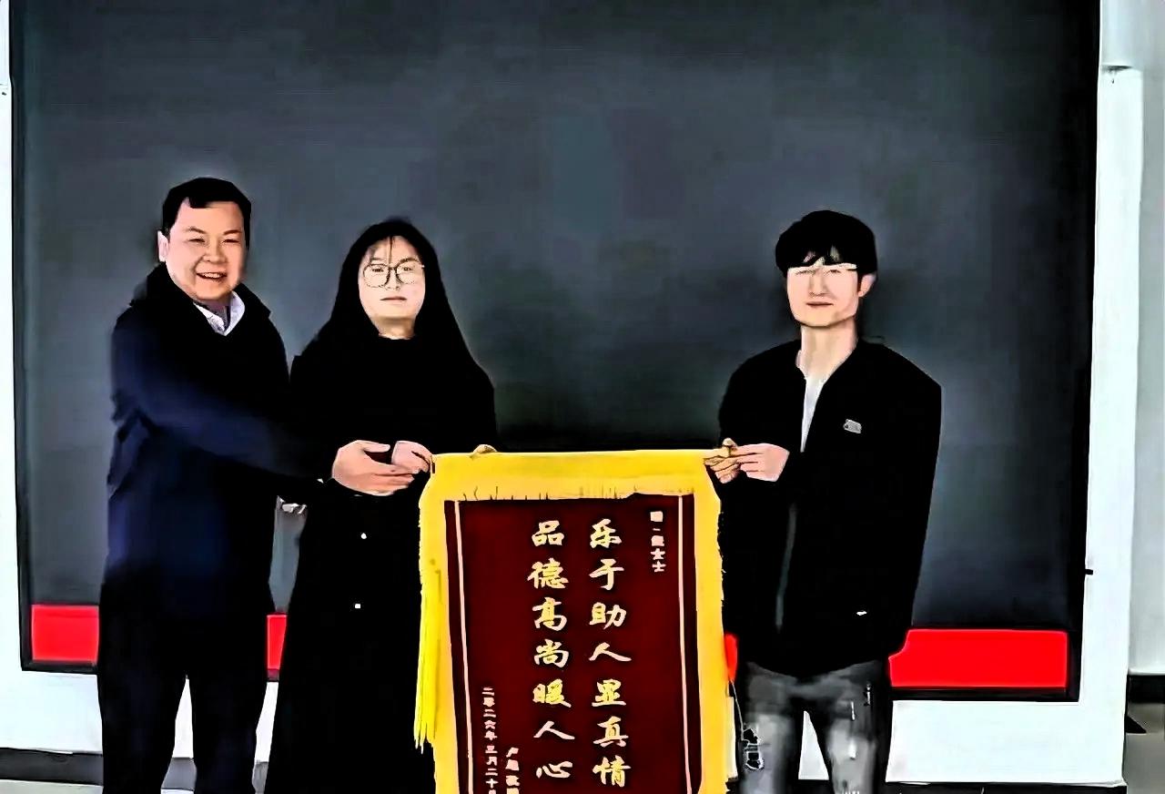 湖南，一网约车司机在接单途中突发疾病，于是他向后座的女乘客求助，同车的女乘客没有