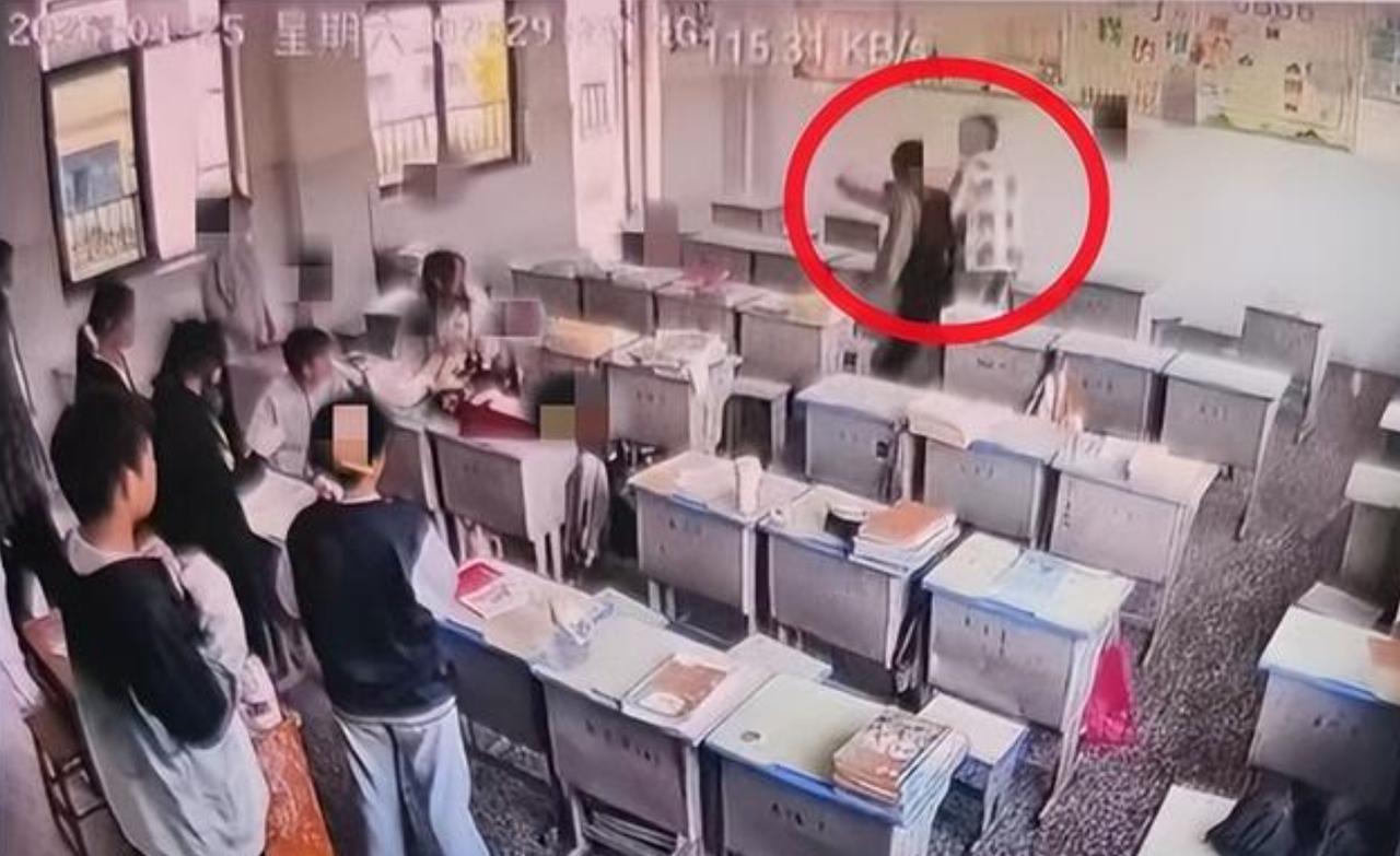 “不严惩不足以平民愤！” 山东菏泽，15 岁初三男生在校遭 53 岁教师当众殴打