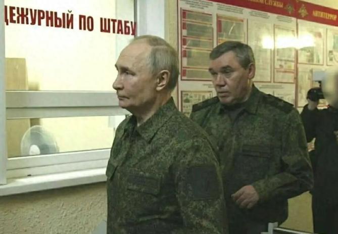 乌克兰要迎来麻烦了，因为普京突然穿上了军装。熟悉普京的人都知道，他一旦穿上军装，