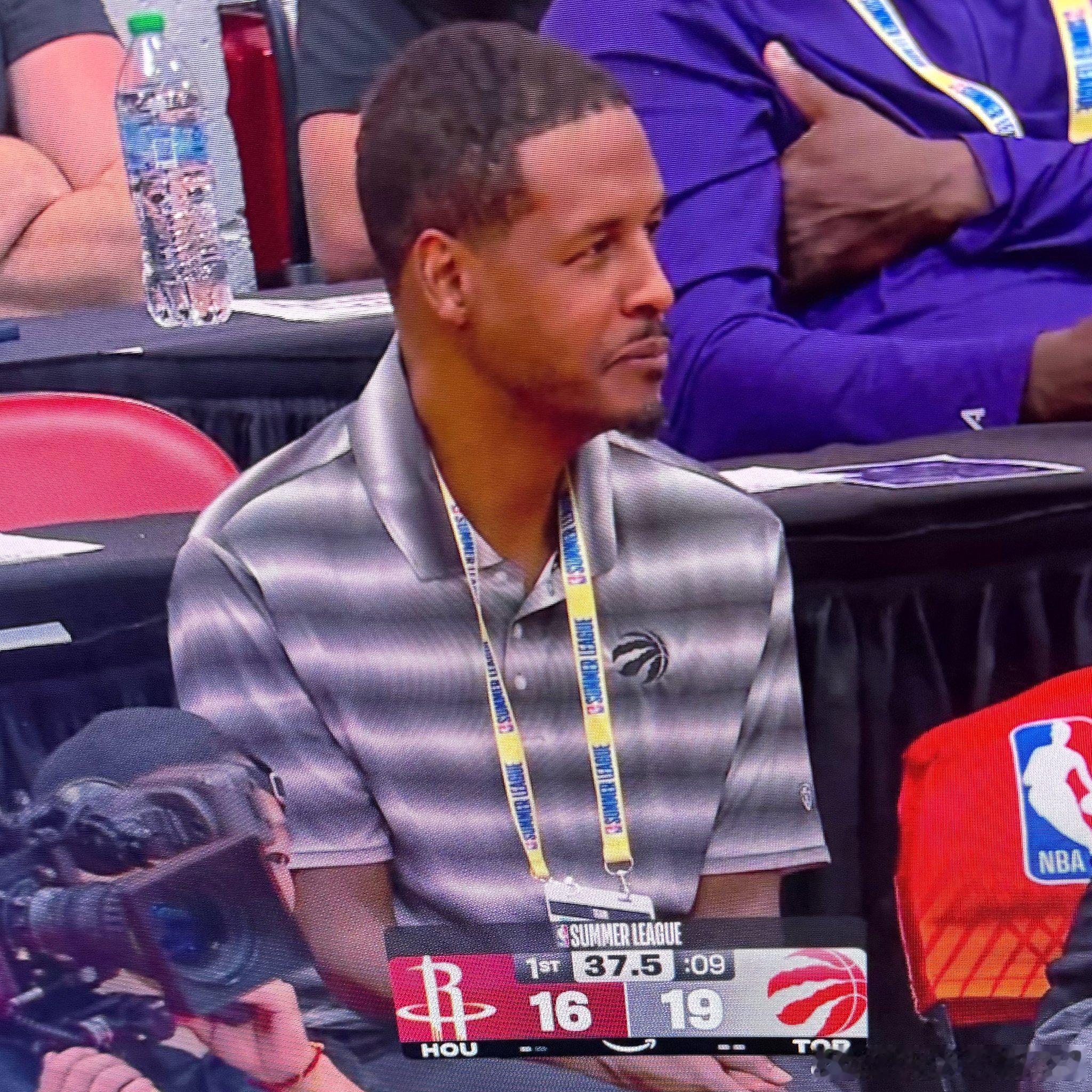 新任猛龙助教塞拉斯今天在现场看着自己的“爱酱”尼克斯打球👀2026nba夏季联