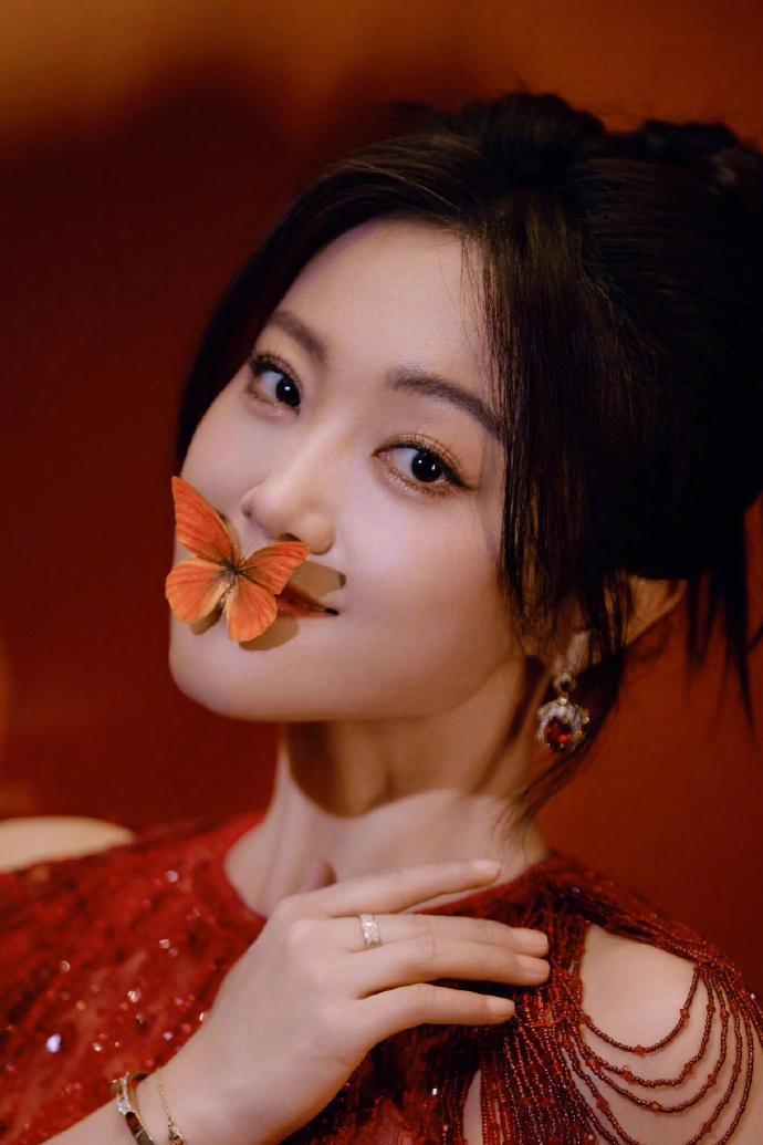 玖月奇迹王小玮的赛道内娱无代餐看到小玮姐在舞台上自由驰骋，我的心情也随之飞扬。她