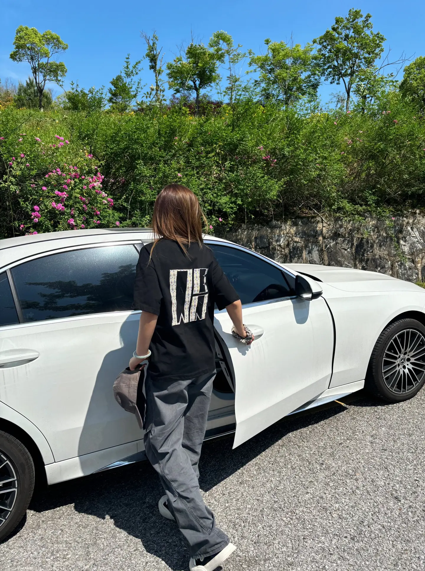 咋了闺蜜 有什么痛苦和我上车上说 哭得上奔驰里哭