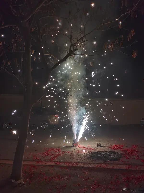 今年小学三年级作文题目是《过年》，估计不少孩子会一头雾水，尤其是城里的孩子。如今