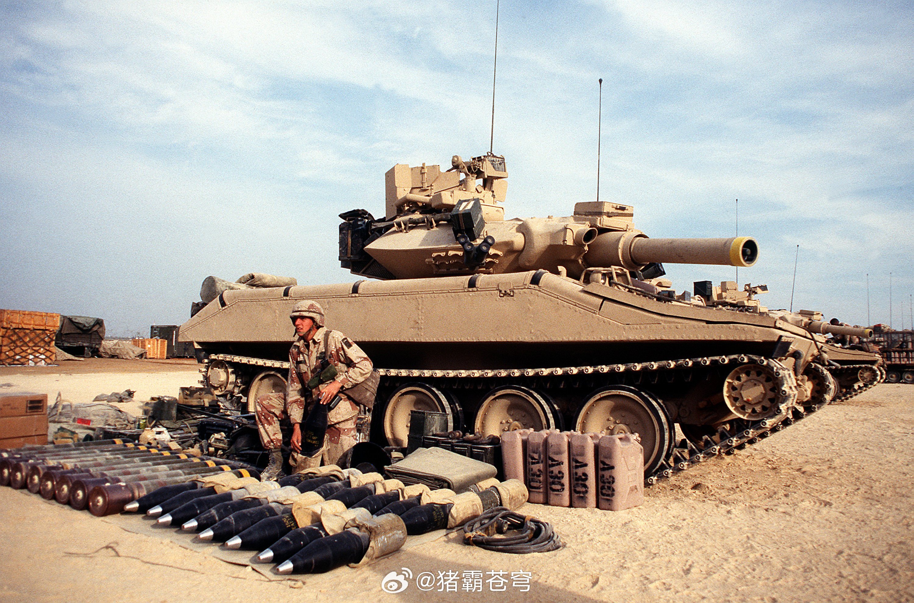 1990 年代初第一次海湾战争期间第 82 空降师的 M551 谢里登坦克。烽火