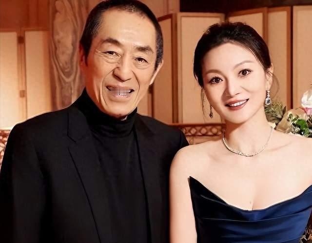 钱再多有什么用？76岁的张艺谋，早已和小娇妻陈婷拉开了差距！