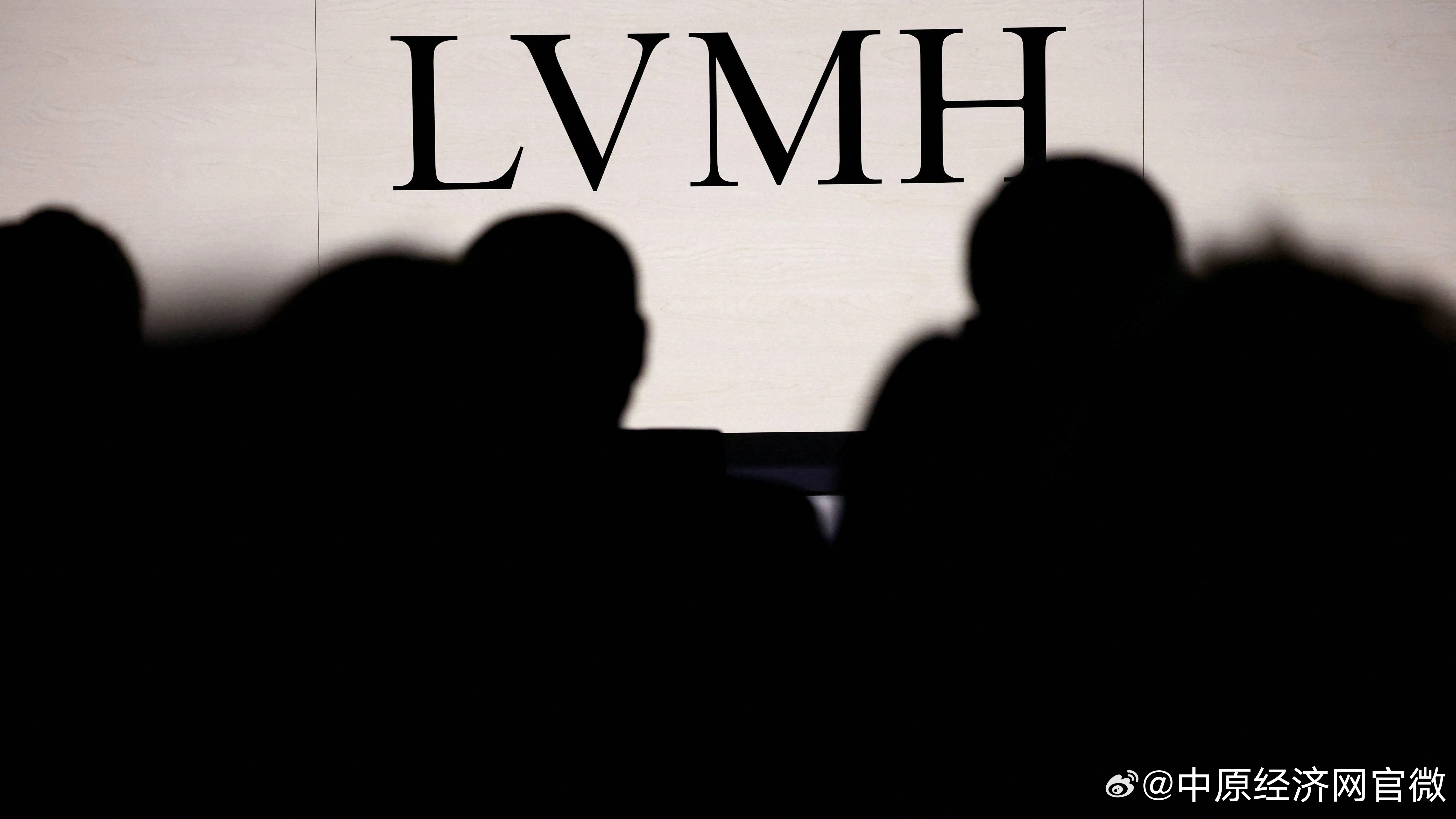 LVMH年内股价跌幅突破30%【LVMH市值大幅缩水】全球奢侈品巨头曾一度被资本