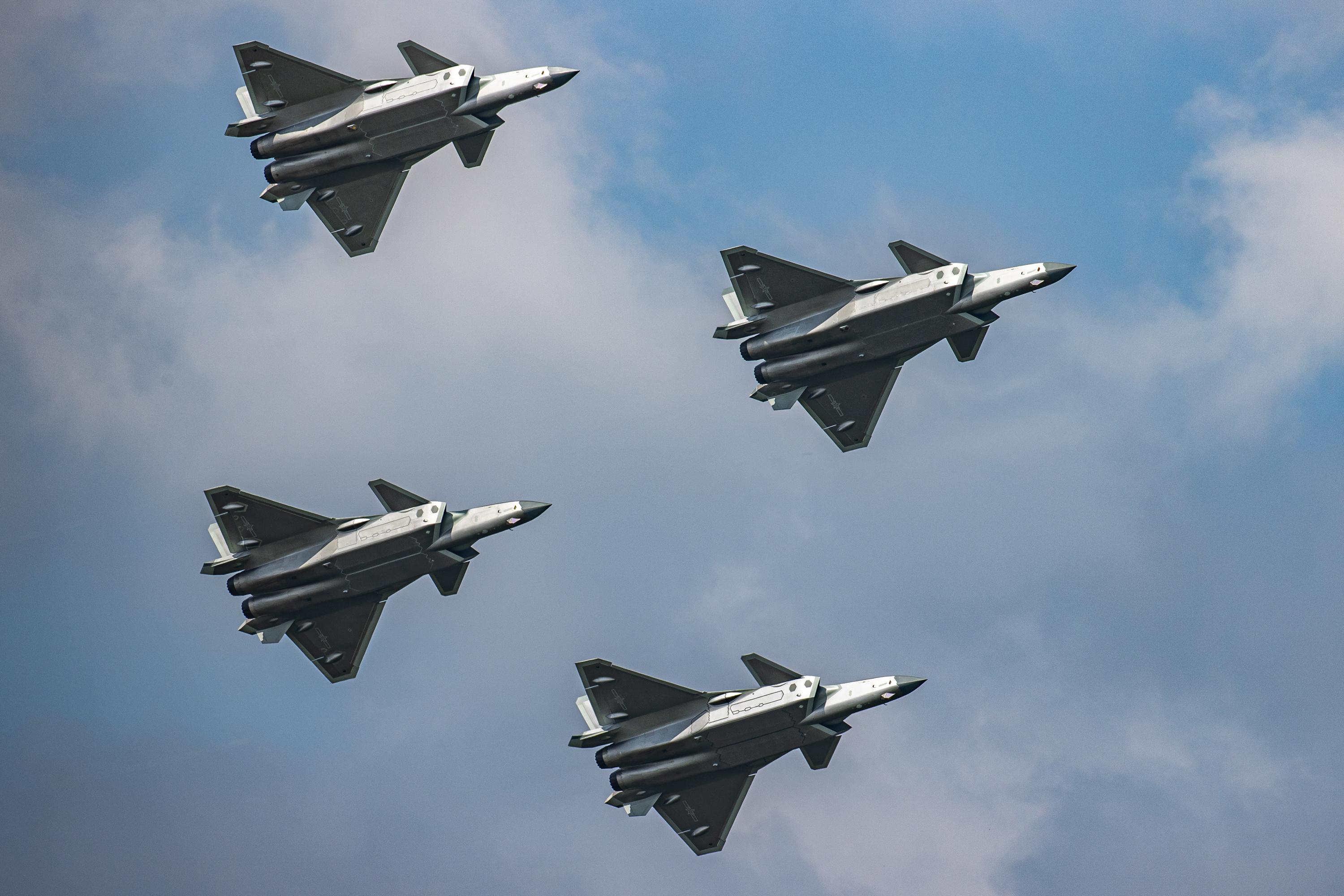 #航空新视野[超话]# 我国空军歼-20隐形战斗机四机编队飞行，这样的双发重型隐