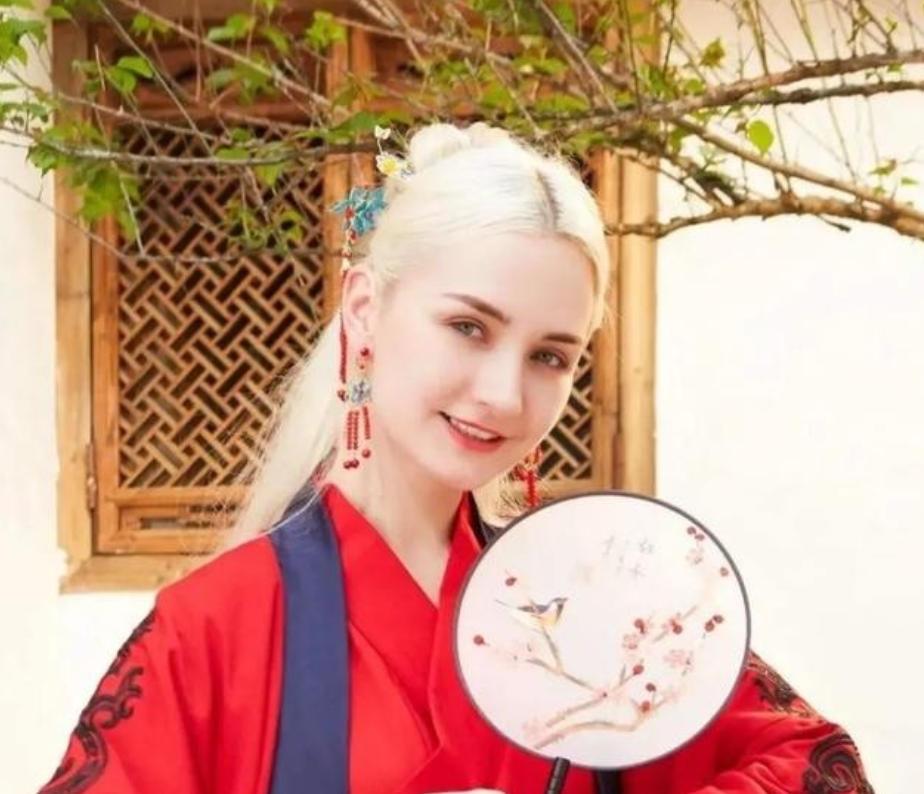 2015年，18岁意大利超模伯妮，不顾家人反对，毅然嫁给中国小伙王依帆，谁知，婚