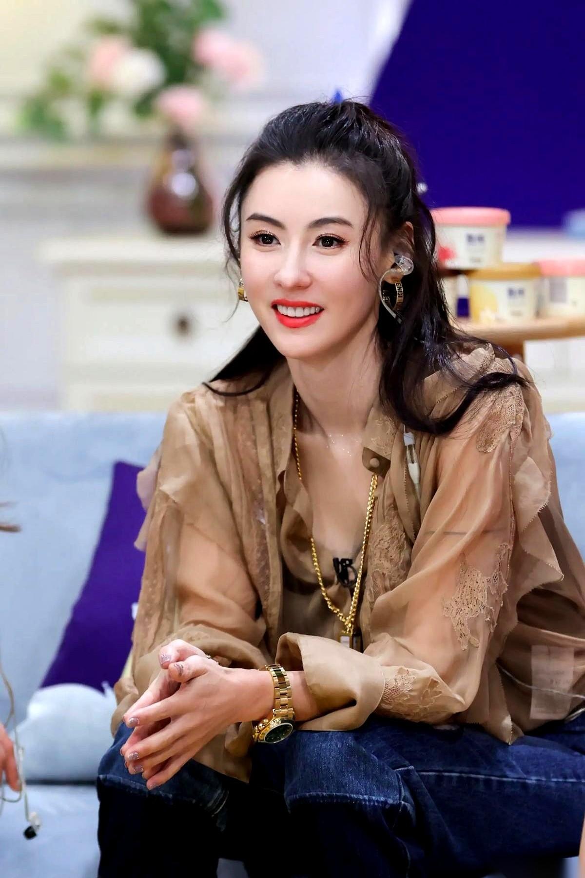 真的笑死。
满世界都在给她三胎儿子找爹，什么新加坡富商，什么内地大佬，剧本都快写