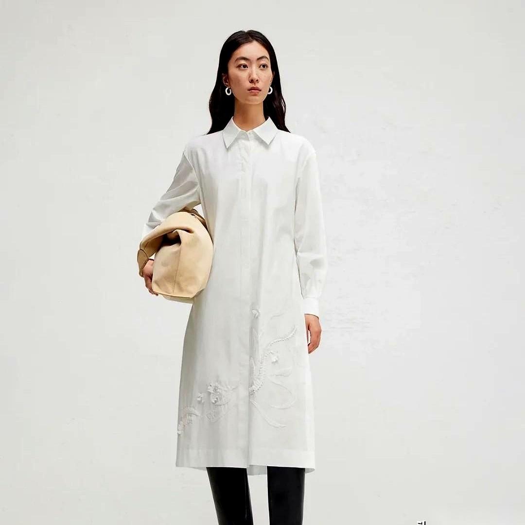 我这个50岁的女老师在网上买了4件衣服。
那件100%纯棉的白色衬衫裙套上身，一