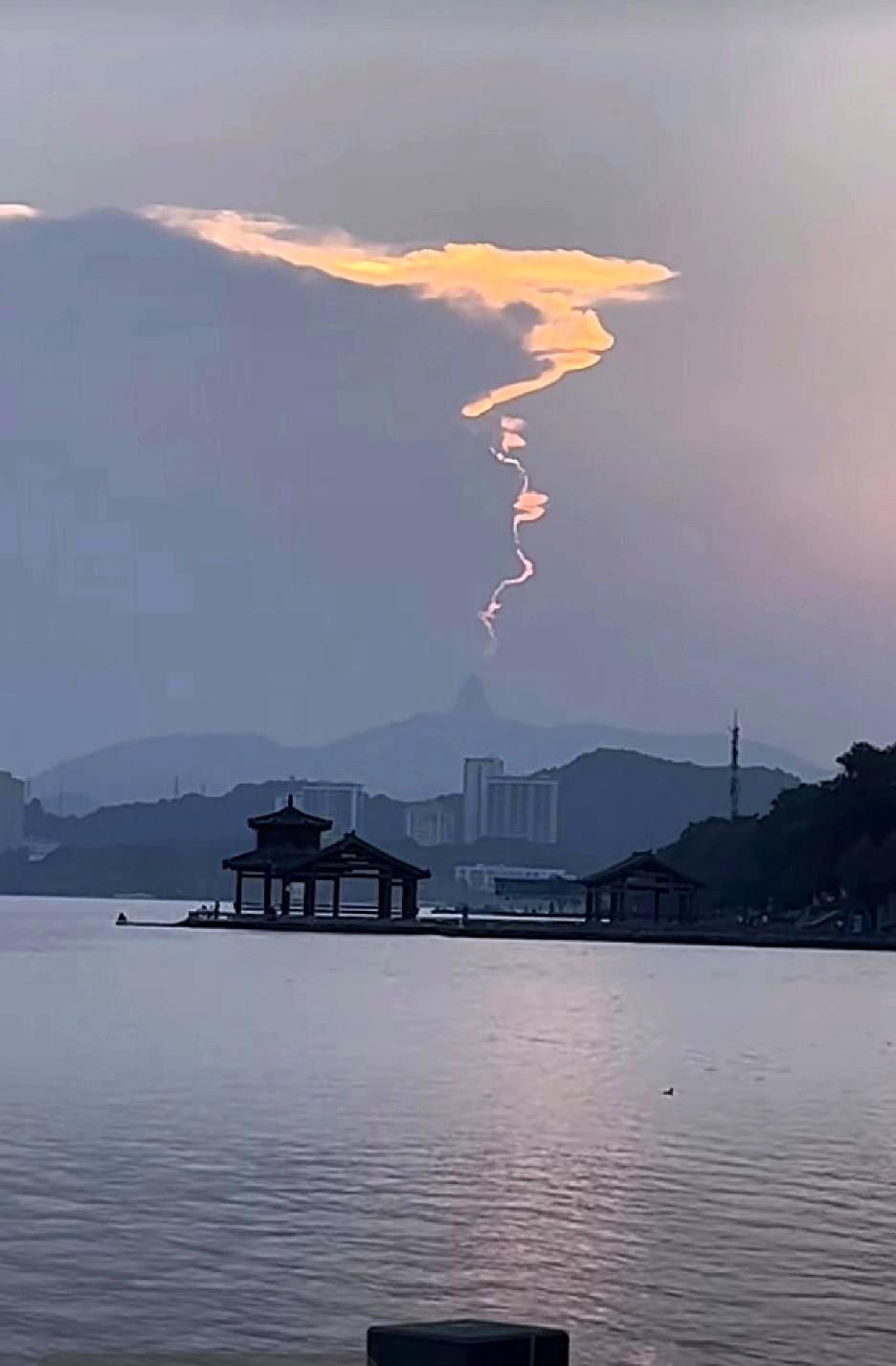 真是盗亦有道，古代土匪的“十不抢”具体如下：丧车不抢，不扰乱人家丧葬的哀伤氛围。
