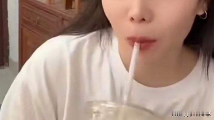 30又出来直播了，网友问孩子姓名问题，她说没改，解释的越多让人越怀疑。

其实孩