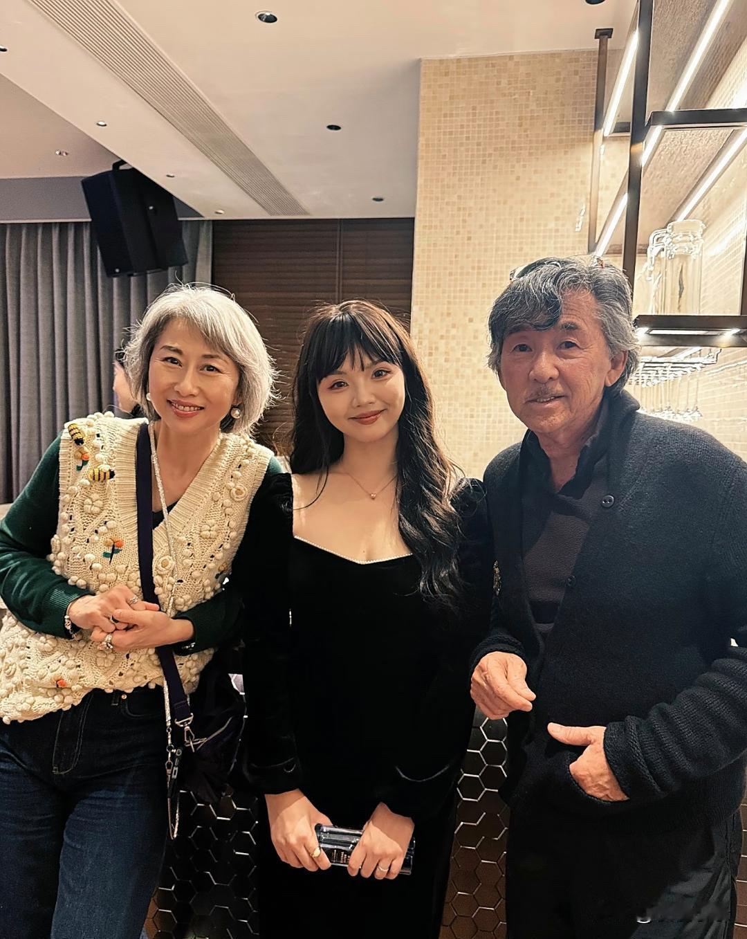 林子祥和叶倩文去朋友家里做客，夫妻俩的头发都花白了，脸上有了很多皱纹，但精神状态
