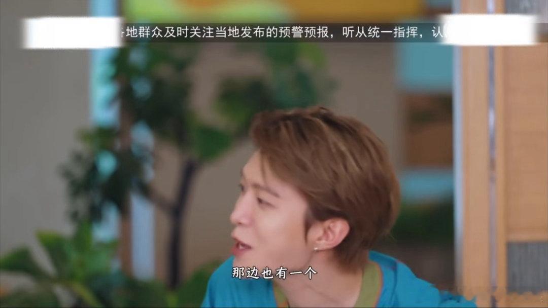 范丞丞孟子义章若楠在演小品吗这段综艺片段越看越好笑！范丞丞想避开挚友却无处可逃，